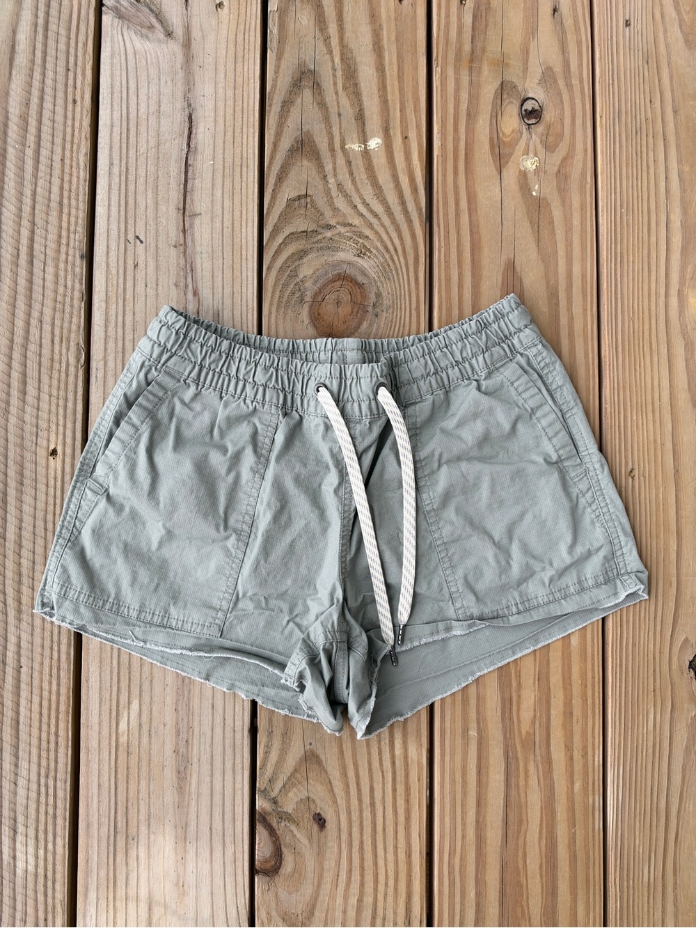 Vuori Vintage Ripstop Shorts Women’s XS Eucalyptus Light Green Raw Hem VW385